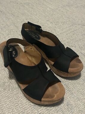 Clarks Caslyn Shae Black Cork Platform Wedge Sandals 39M
$60